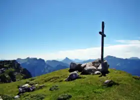 Vue de la croix du sommet du Pinet, avec les Lances de Malissard, au sud, en arrière-plan.