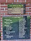 Sur le côté du monument aux morts, une plaque rend hommage au sacrifice de soldats du 50e&nbsp;régiment d'infanterie de ligne en juin 1940.