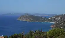 Vue occidentale du Cap Nègre et de ses falaises, depuis l'antenne-relais du Rayol-Canadel.