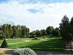 Le parc du château AubertSur le côté gauche, on aperçoit le centre hospitalier.