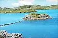The Dun in Loch an Duin, Taransay, Cleit Mòr, Na h-Eileanan an Iar.