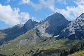 Les pointes Longues (centre gauche) entourées par la tête de la Forclaz (à gauche) et la pointe de Bella Cha (à droite) vues depuis le sud-ouest.