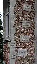 Les titres des 88&nbsp;ouvrages gravés sur les murs du Château d'If.