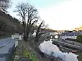 La Rance sépare  Dinan et son port (rive gauche, à gauche sur la photographie) et Lanvallay (rive droite).
