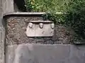 Bas-relief en travertin  des trois têtes