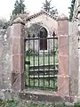 Portail et entrée de la petite chapelle.