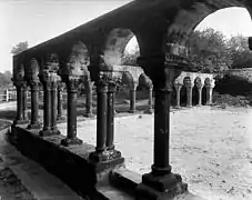 Le cloître de l'abbaye de Daoulas au début du XXe&nbsp;siècle (photo d'Eugène Lefèvre-Pontalis)