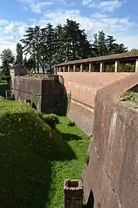 Le fossé.