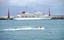 Le paquebot de croisière Royal Viking Sun au large du port de La Pallice.