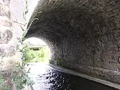 La Varaude coule sous l'arche présentée sur la photo