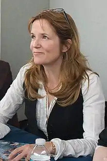 Lea Thompson interprète Kathryn Kennish