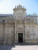 Façade nord, donnant de plain pied sur la place.