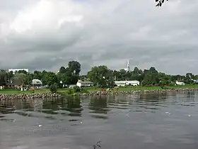 Leclercville vu de l'autre rive de la rivière du Chêne