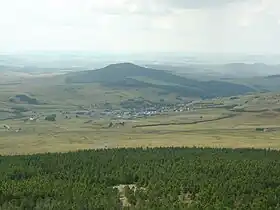 Vue sur le rocher Tourte depuis le mont Mézenc.