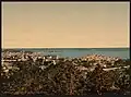 Vue du Suquet et de la baie de Cannes depuis les collines avec les îles de Lérins au large, photochrome, même époque.
