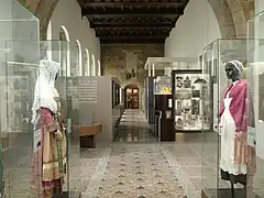 Vue des costumes présents dans une des salles