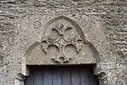 Croix de Malte sculptée sur le portail de l'église.