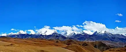 RN G318 au col de Tong La (5&nbsp;150&nbsp;m): vue sur le massif du Lapche Kang (7&nbsp;367&nbsp;m), .