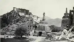 Porte ouest prise en 1904 par un photographe du corps expéditionnaire britannique.
