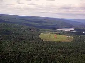 Vue aérienne de la piste d'atterrissage de l'aéroport de Fort Liard en juin 2006