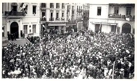 Foule rassemblée devant l'hôtel de ville, le 21 août 1944