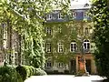 La cour du château avec le monument dédié au prince Ludwig de Solms-Hohensolms-Lich