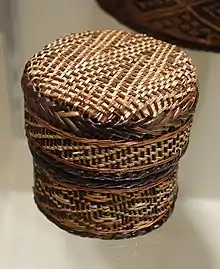 Panier et son couvercle tissés en fibre végétale (roseaux) - Longo Bonda - Côte de Loango - Gabon fin du xixe&nbsp;siècle. Cincinnati Art Museum.