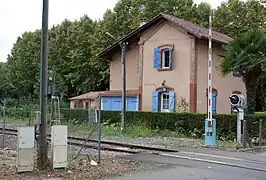 Le passage à niveau no 79 de la ligne de Morcenx à Bagnères-de-Bigorre, rue de la Fonderie, à Maubourguet.