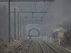 Ligne 144, ramenée à voie unique, vue depuis le passage à niveau.
