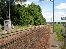 La ligne à Méré, au passage à niveau n° 13 (PK 43,548).