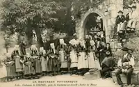Hommes et femmes de Lignol portant le costume du Pays Pourlet à la sortie de la messe.