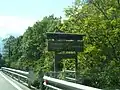 Panneau bilingue (français-italien) à l'entrée du territoire communal