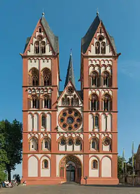 Restitution complète de la polychromie de la façade de la cathédrale Saint-Georges de Limbourg en 1968.