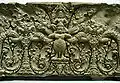 Vishnou chevauchant Garuda entre deux têtes monstrueuses. Linteau. Prasat Kok Po A, Angkor. Style de Preah Ko, fin du IXe siècle, grès
