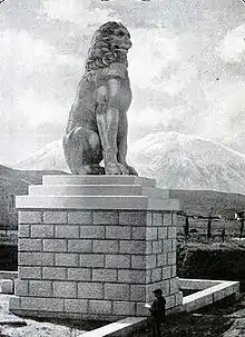 Gravure d'un lion sur un piédestal