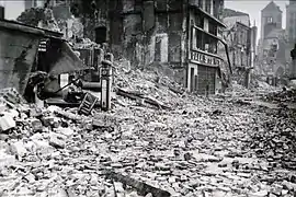 Photographie de maisons détruites dans une rue de Lisieux