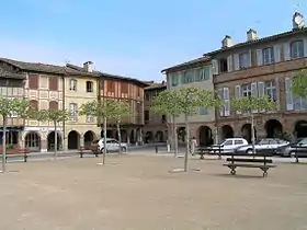 Place aux couverts (place Paul-Saissac) à Lisle-sur-Tarn.