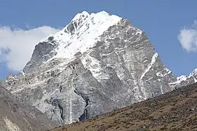 Le pic oriental du Lobuche.