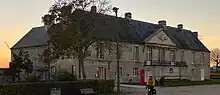 Vue d'un grand édifice au coucher du soleil