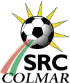 Un ballon de football classique, à la droite duquel sont disposés des triangles jaunes rappelant des rayons de soleil. Deux traits verts et rouges en bas à gauche. En dessous : l'inscription SRC Colmar
