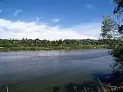 Photographie en couleurs d'un fleuve et des paysages l'environnant.