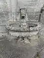 La fontaine sculptée.