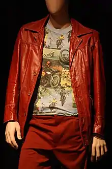 Un mannequin portant une veste et un pantalon rouge.