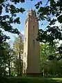 Faringdon Folly (en) a été construit par l'excentrique Lord Berners (en) sur le site du château de Faringdon (en). Cette tour, dans le Berkshire, et Orthanc, la tour de Saroumane à Isengard, ont toutes deux des plates-formes pour observer les étoiles à leurs sommets.