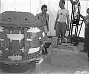 Louis Slotin devant Gadget en cours d'assemblage.