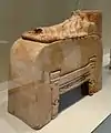 Urne figurant le défunt sur son lit funèbre (prothésis)