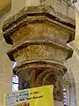 Chapiteau au milieu des grandes arcades du nord.