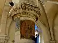 Chapiteau au milieu des grandes arcades du sud.