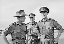 Portrait informel de trois hommes en uniforme militaire.