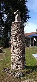 Borne de sauveté de Lüe et sa croix.